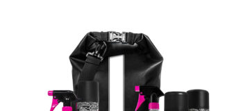 Chemia do mycia motocykla: jak dobrać środek do rodzaju brudu, by nie uszkodzić lakieru? Błyszczący motocykl pokryty gęstą pianą z dedykowanego środka myjącego na podjeździe