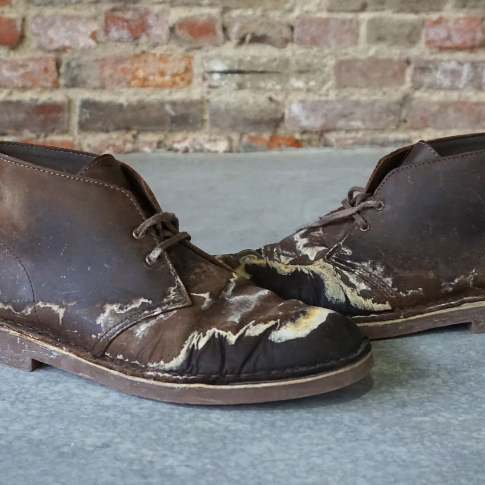 Sypana soda oczyszczona na plamę soli na materiale tekstylnym buta