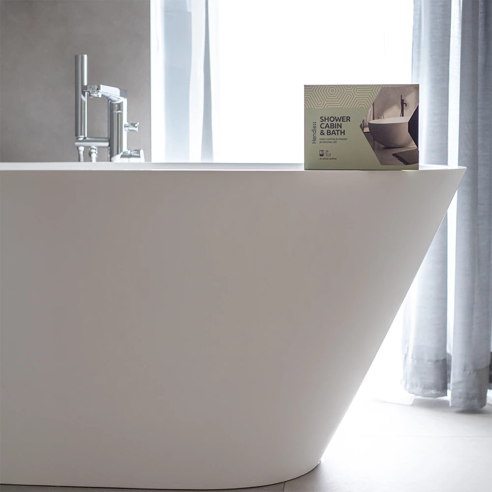 Wycieranie kabiny prysznicowej mikrofibrową szmatką po aplikacji powłoki ochronnej