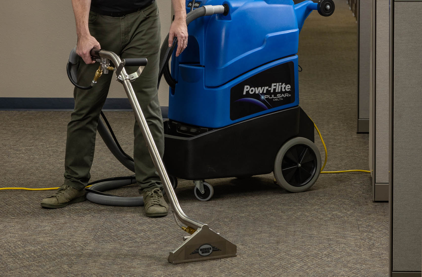 Efekt przed i po praniu Porównanie brudnej i czystej części wykładziny po praniu