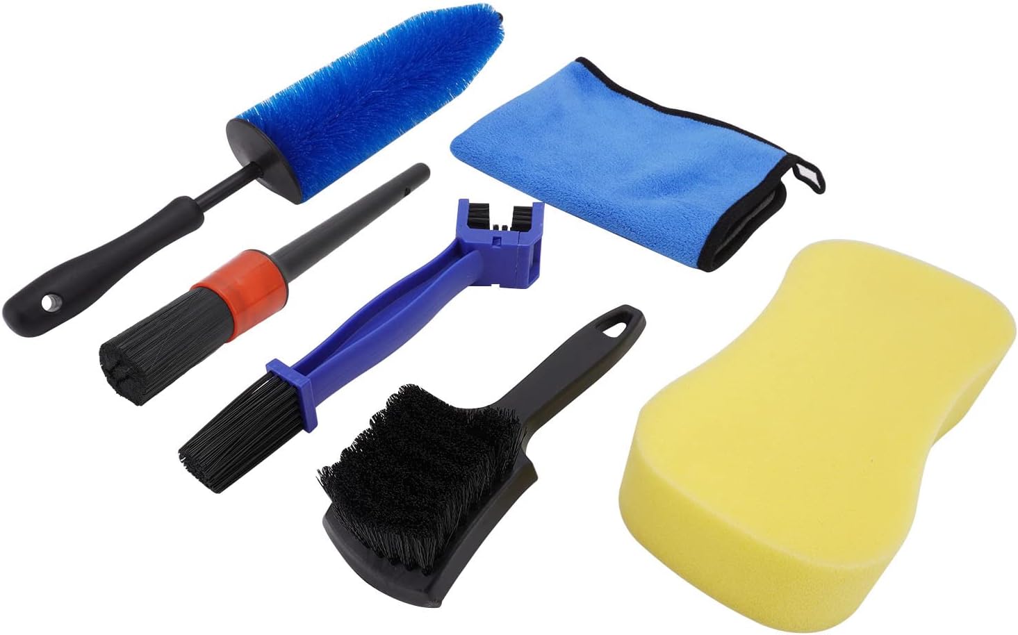 Butelka z dedykowanym środkiem do mycia motocykli obok gąbki i szczotki na stole warsztatowym