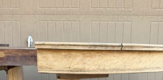 Sodowanie drewna: kiedy ta metoda renowacji sprawdzi się lepiej niż szlifowanie i jak przygotować powierzchnię do dalszej obróbki? Stara drewniana powierzchnia z farbą obok gładkiej po sodowaniu, efekt renowacji