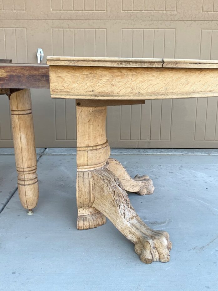 Stara drewniana powierzchnia z farbą obok gładkiej po sodowaniu, efekt renowacji