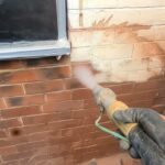 rusztowanie-z-maszyna-przy-budynku-ceglanym-1770653618