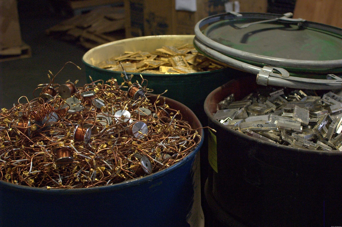 Maszyna miele płyty główne komputerów na drobne kawałki w fabryce przetwarzania