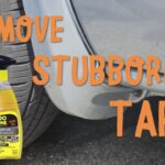 Samochód z plamami smoły na karoserii