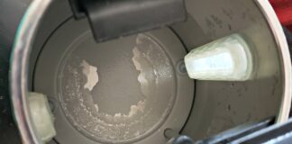 Ocet, soda i kwasek cytrynowy – domowe sposoby na kamień w czajniku kamień w czajniku z rdzawymi osadami i parującą wodą